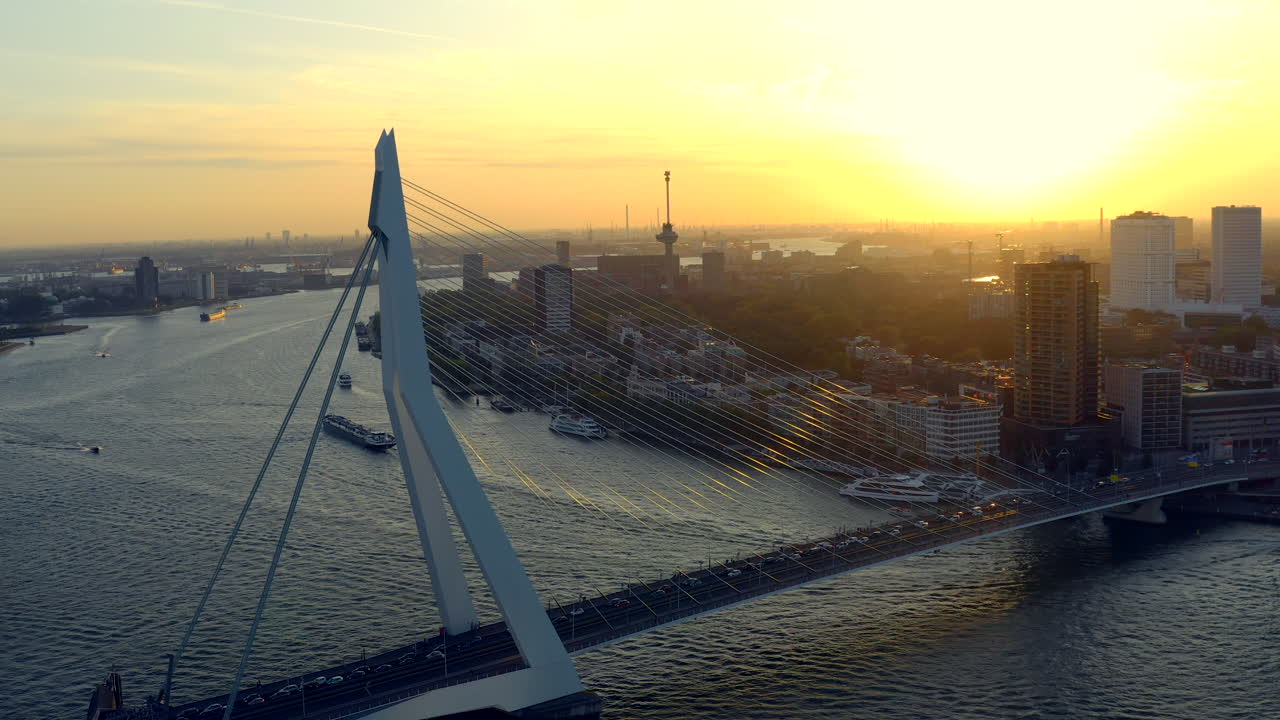 Panorámica aérea suave sobre Róterdam - Holanda