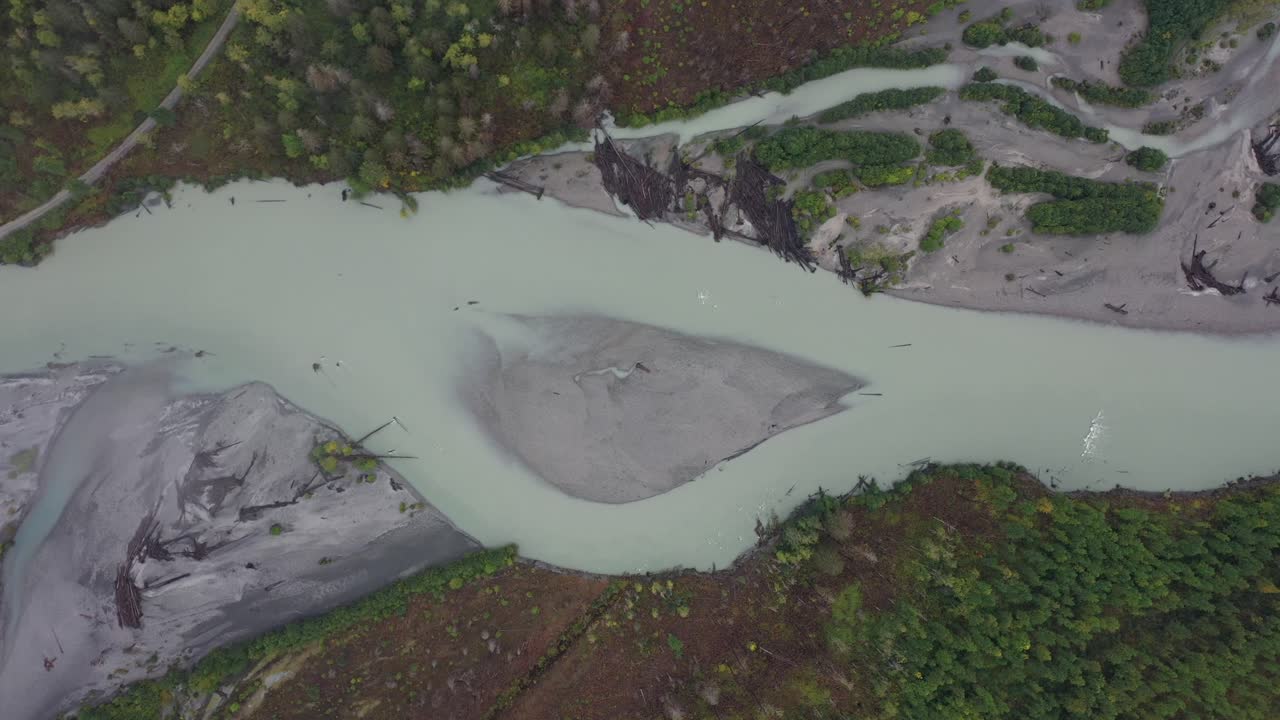 hermosas vistas aéreas de un río en el corazón de la columbia británica