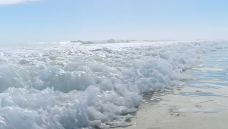 olas que surgen hacia la costa 4k