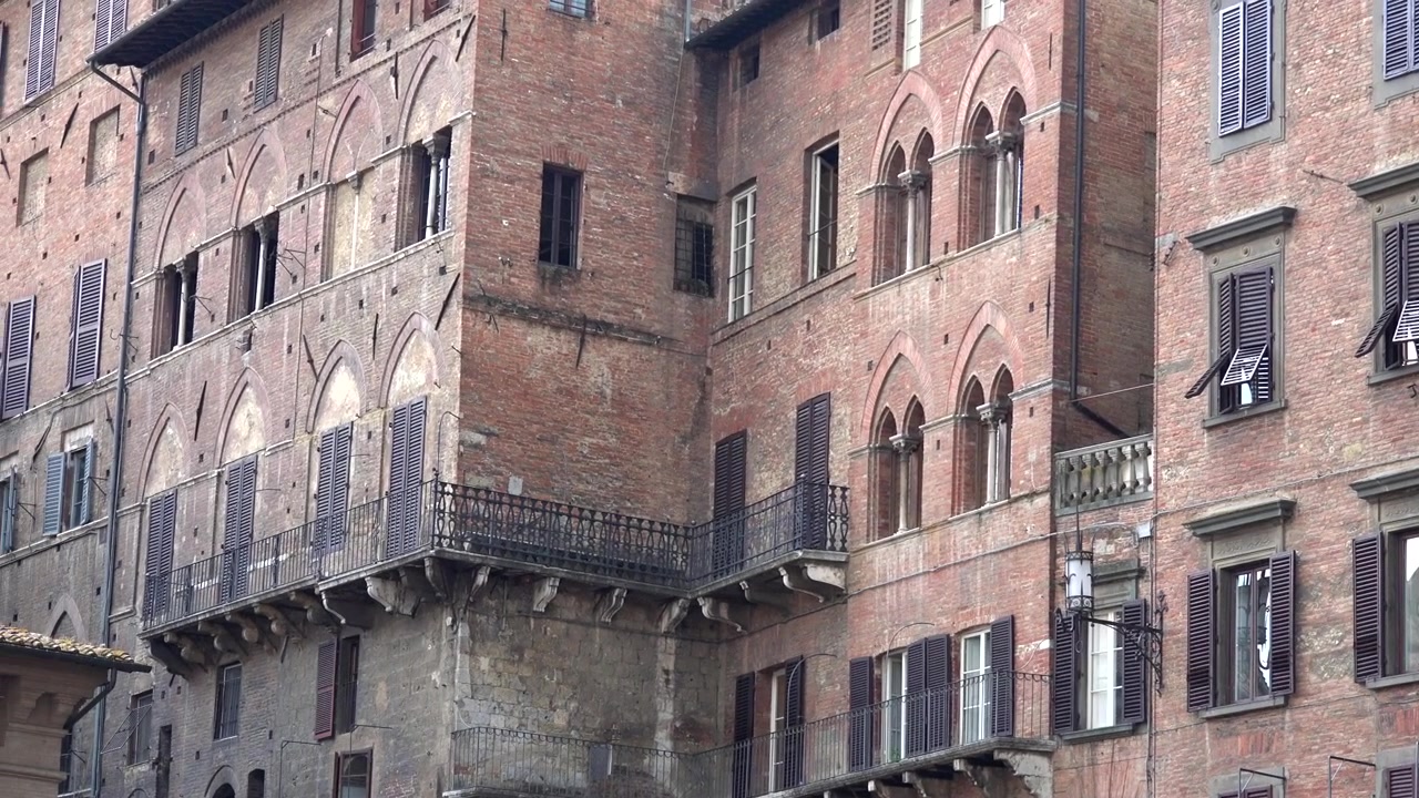 Facciata di edificio storico in mattoni a Siena, Italia