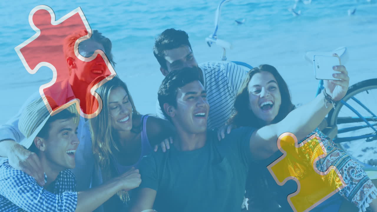 여름 해변 파티에서 행복한 친구들 위에서 다채로운 퍼즐 조각의 애니메이션