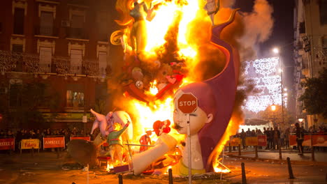 las fallas en valencia donde se queman las estatuas de papel mache