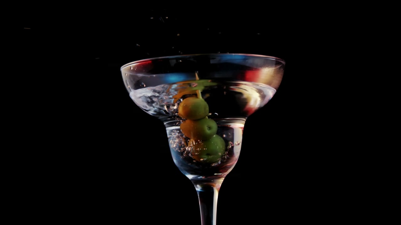 Video di un bicchiere di martini su sfondo nero