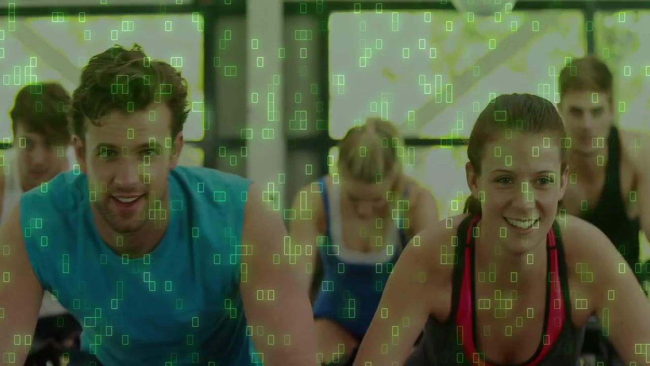 Telecamera che si allontana, uomo in primo piano che va in bicicletta e donna che pedala, con sovrapposizione verde che mostra il ritmo per il fitness