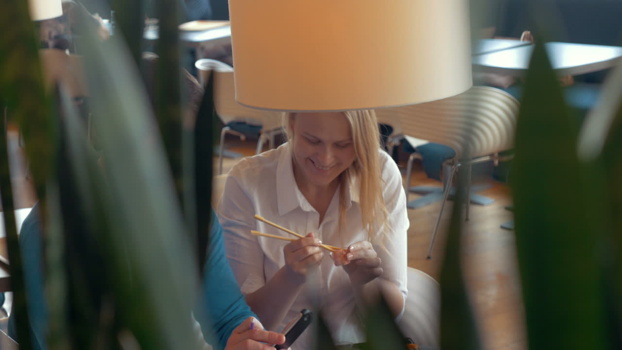 una pareja feliz comiendo sushi.