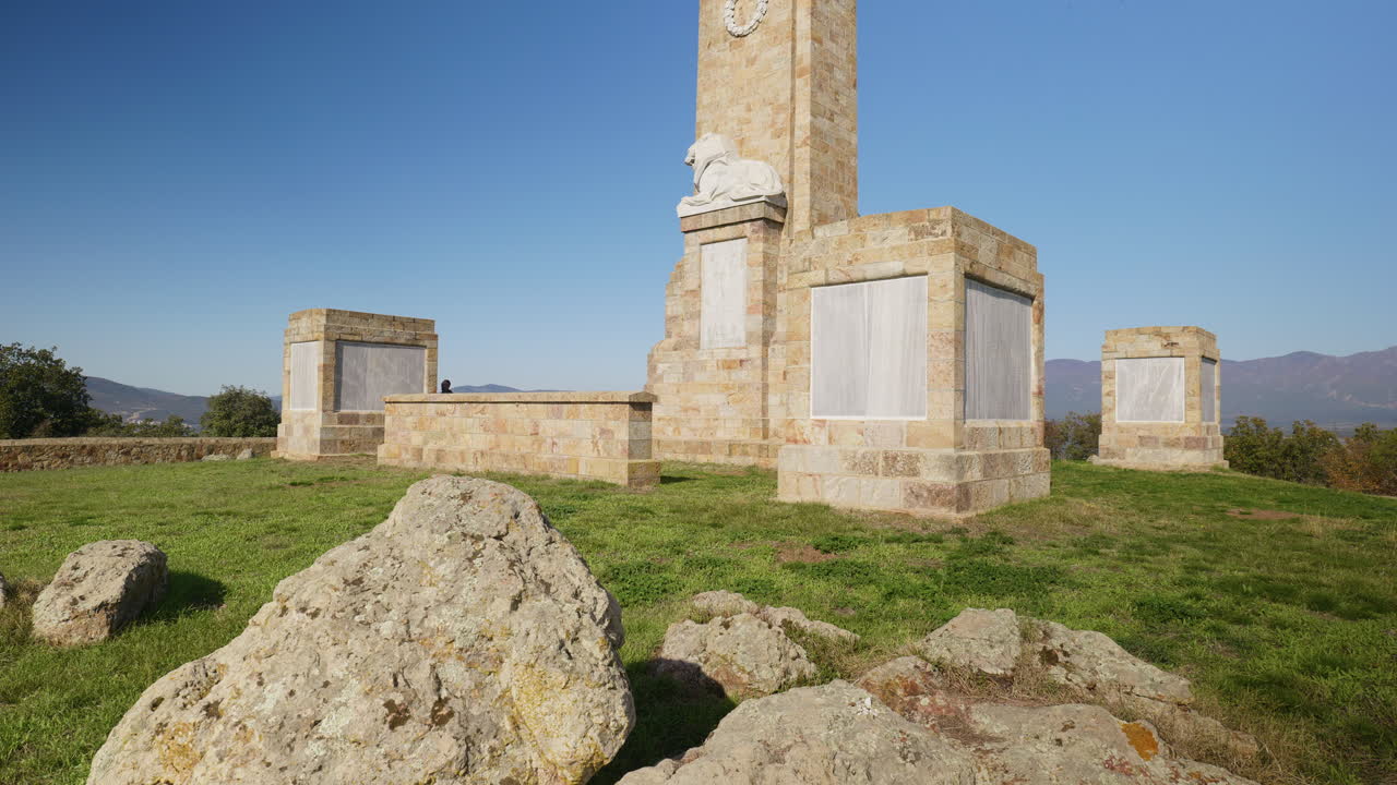 Vista grandangolare all'interno del Monumento di Doiran nella Grecia settentrionale che mostra una struttura in pietra e una corona al monumento principale sotto un cielo azzurro brillante vicino al Lago Doiran.