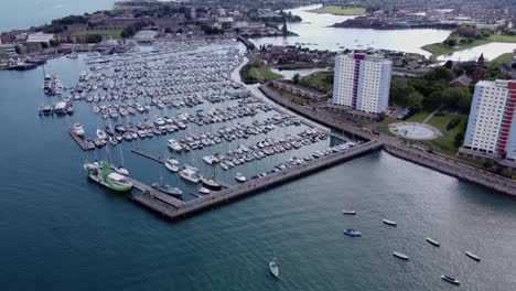 Vista-Aérea-Del-Muelle-De-Barcos-En-El-Puerto-Deportivo-De-Haslar-En-Gosport-Town,-Hampshire,-Sureste-De-Inglaterra