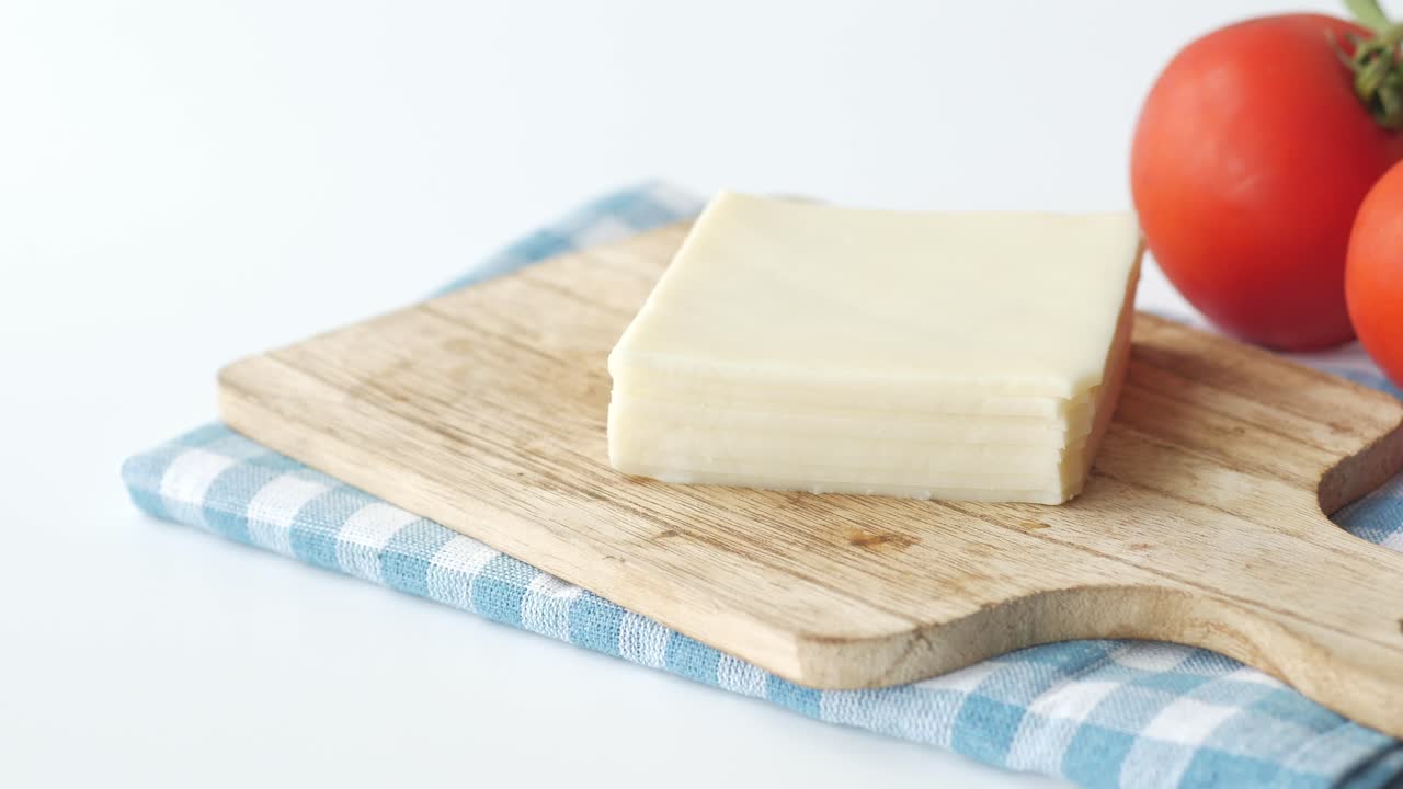 queso en rodajas y tomates