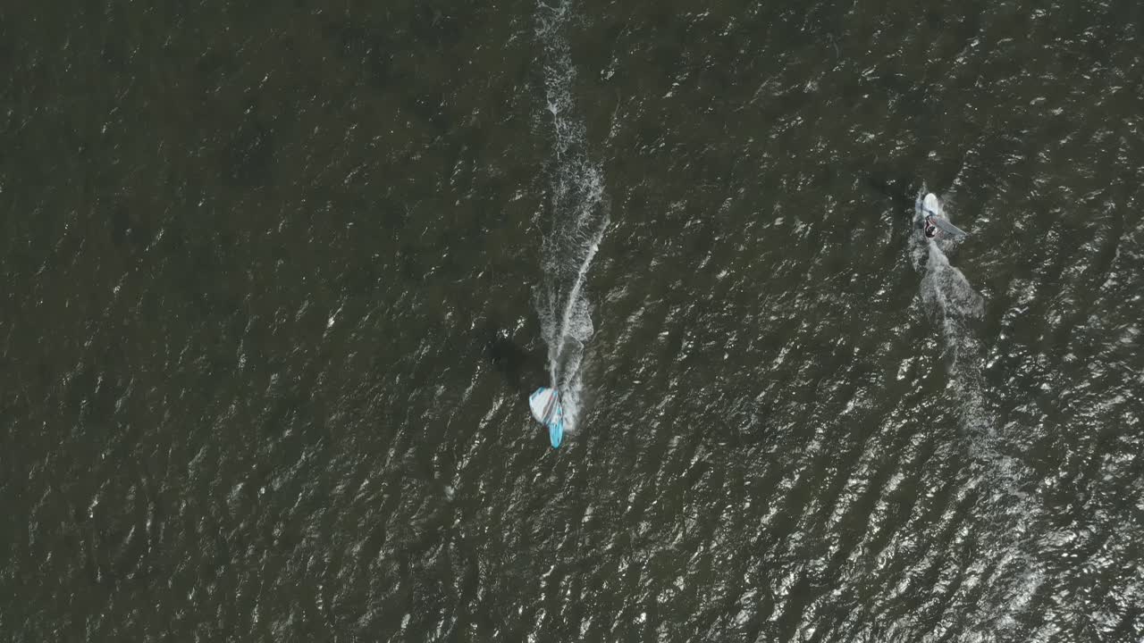 drone - toma aérea superior de surfista en un mar azul, ondulado y ventoso en un día soleado, 30p