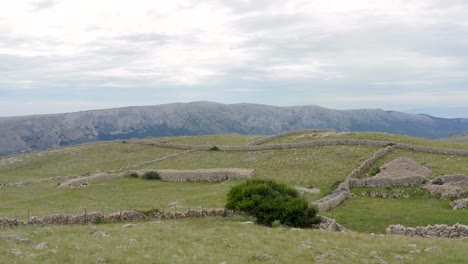 Hermosos-Paisajes-De-Colinas-Y-Montañas-En-Un-Hermoso-Día---Toma-Aérea