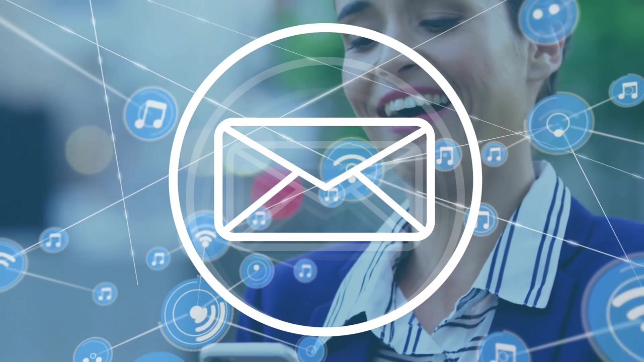 Donna d'Affari che Usa lo Smartphone con Email Digitale e Grafica di Rete