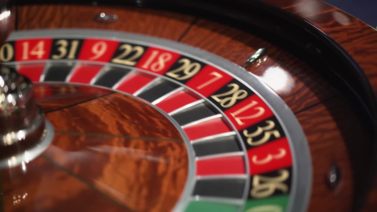 La roulette nel casinò gira con la palla bianca.