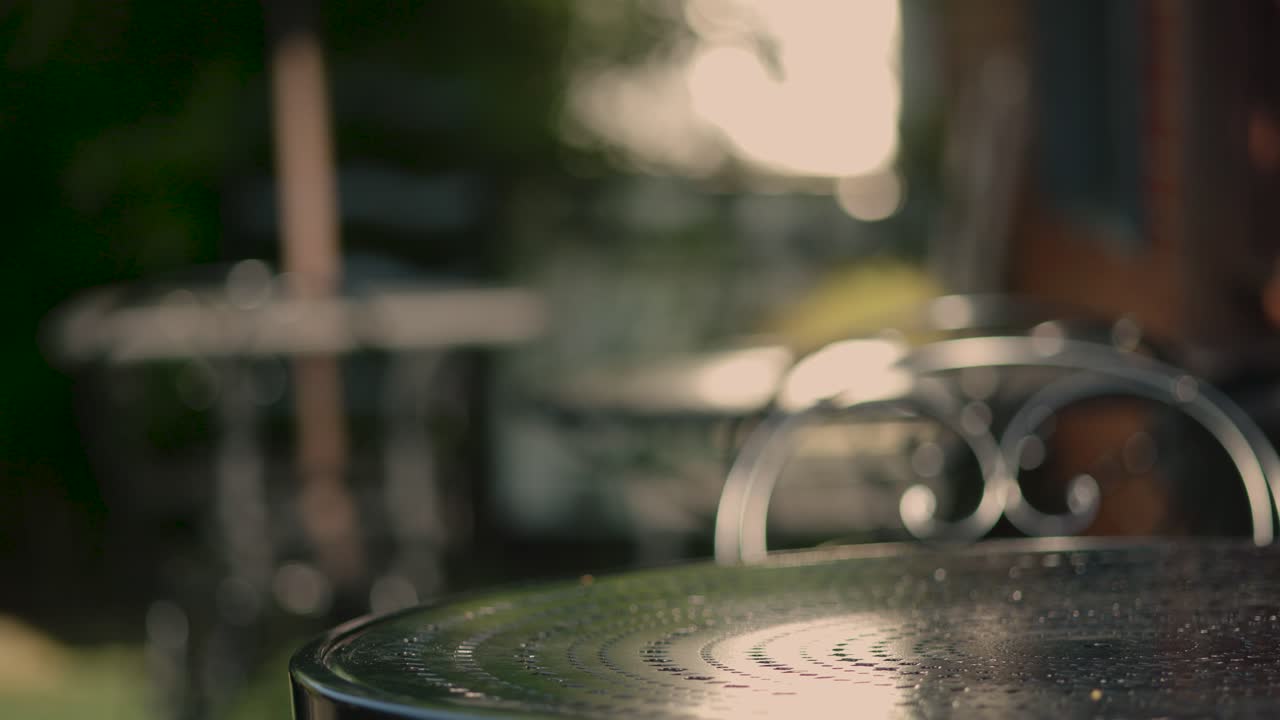 un estudiante toma un libro azul de una mesa y se aleja