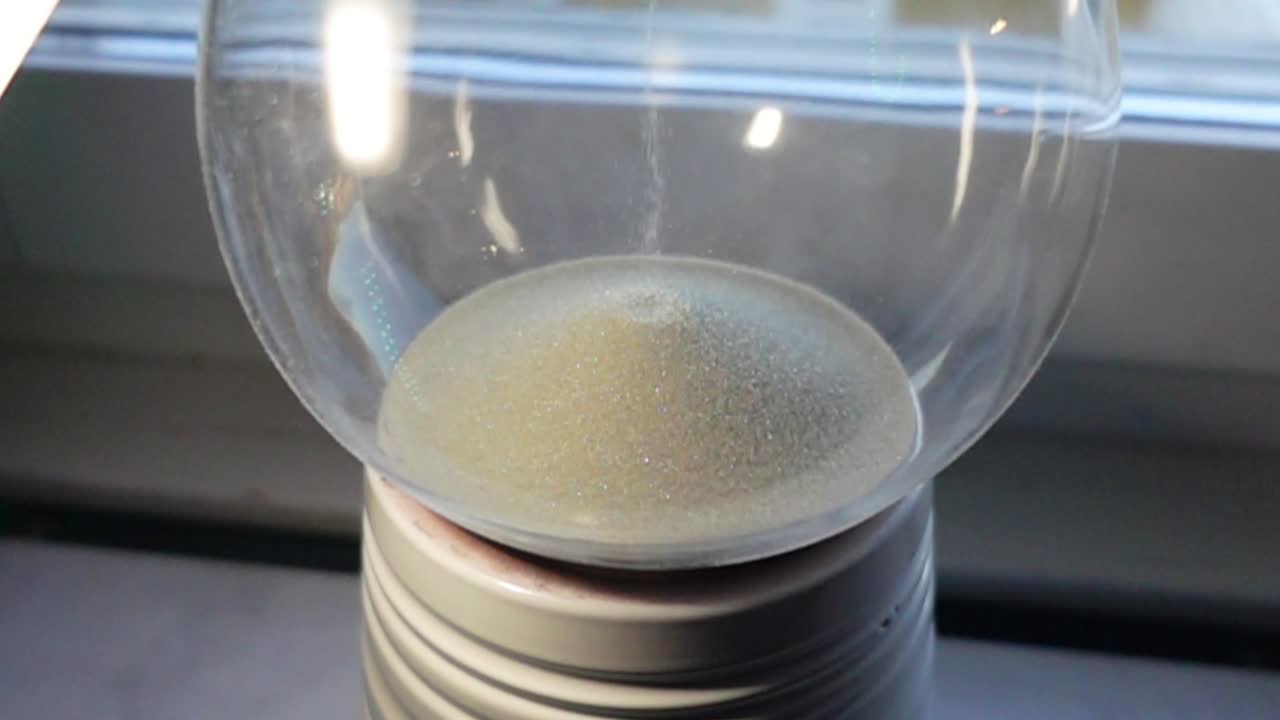 창 앞의 모래시계