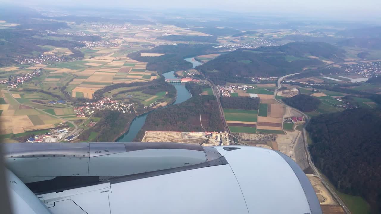 vista de turbina desde un avión volando sobre una ciudad, paisaje con un río en europa