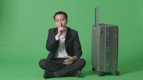 가방과 여권 을 가진 사업가