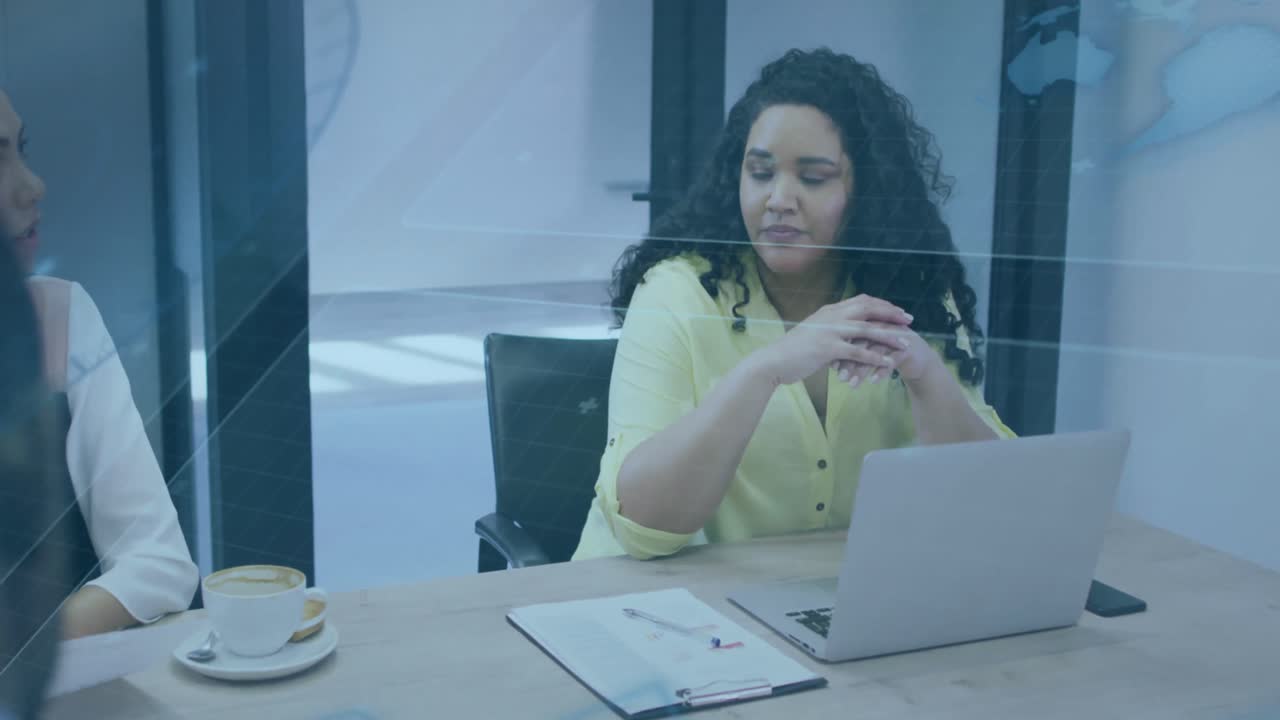 animación del procesamiento de datos sobre diversas personas de negocios en la oficina