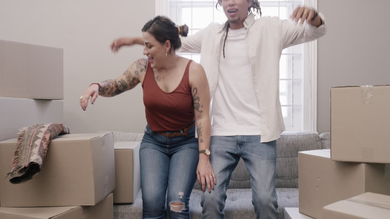 una pareja feliz se muda a su nuevo hogar.