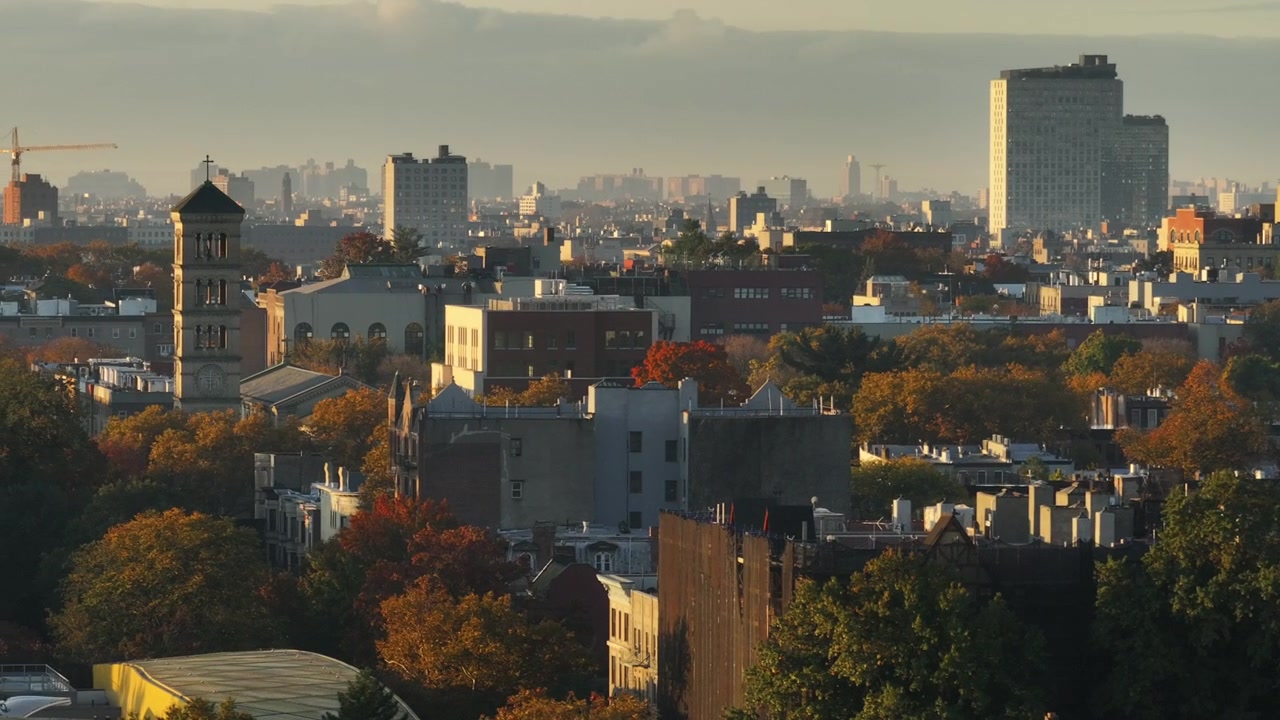 Luftaufnahme von Brooklyn bei Sonnenaufgang. Aufgenommen an einem Herbstmorgen in New York City.