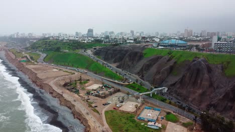 Miraflores-En-Lima-Perú-Es-Una-Maravilla-De-La-Ingeniería-Con-Su-Infraestructura-De-Planificación-Urbana-Vista-Aérea-Cinematográfica-Con-Drones