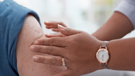 Vacuna,-Yeso-Y-Médico-Con-Paciente-Mayor