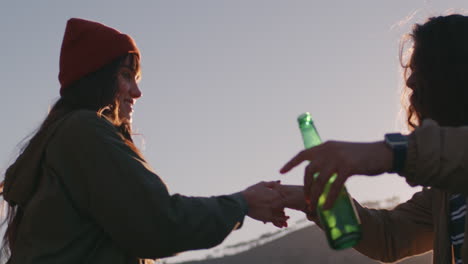 Eine-Gruppe-Verschiedener-Freunde,-Die-Zusammen-Rumtanzen-Und-Bei-Sonnenuntergang-Party-Tanzmusik-Auf-Dem-Dach-Genießen,-Alkohol-Trinken-Und-Sich-Am-Wochenende-Vergnügen