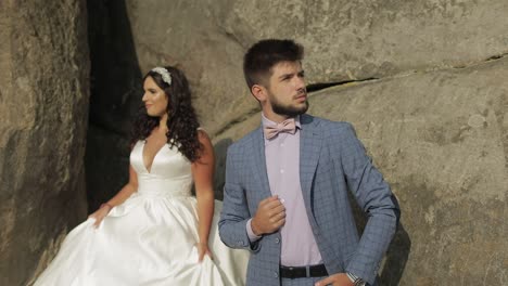 el novio con la novia cerca de las colinas de la montaña. pareja de bodas. familia feliz en el amor