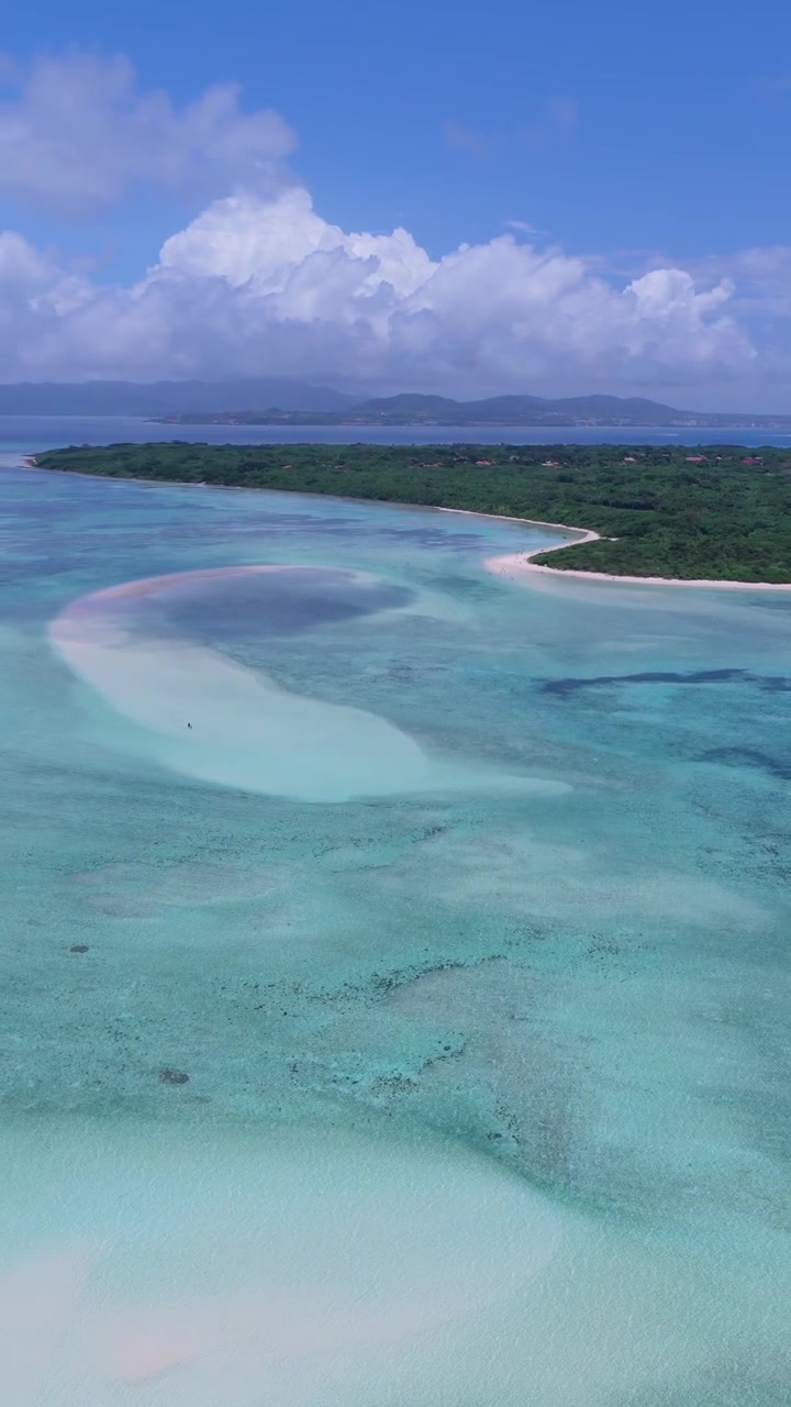 Fredelig Kondoi-strand i Taketomi, Yaeyama-distriktet, Okinawa, Japan – Drone, vertikalt opptak.