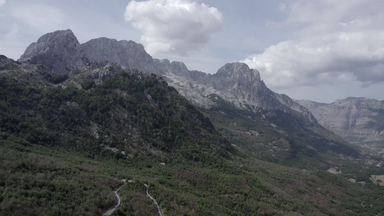 video de drones del avión frontal en la carretera sh21 en albania, en el camino hacia el valle theth, hacia el monte korab, se puede ver la carretera sin tráfico