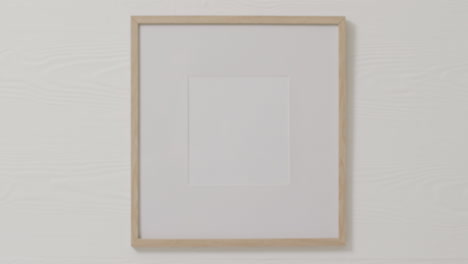 marco de madera con espacio de copia contra la pared blanca