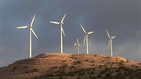 Los-Molinos-De-Viento-Giran-Lentamente-A-La-Luz-Del-Atardecer-Y-Generan-Energía-En-Una-Ladera-En-California