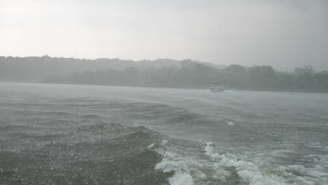 El-Barco-Se-Dirige-A-Un-Lugar-Seguro-Mientras-La-Madre-Naturaleza-Lo-Inunda