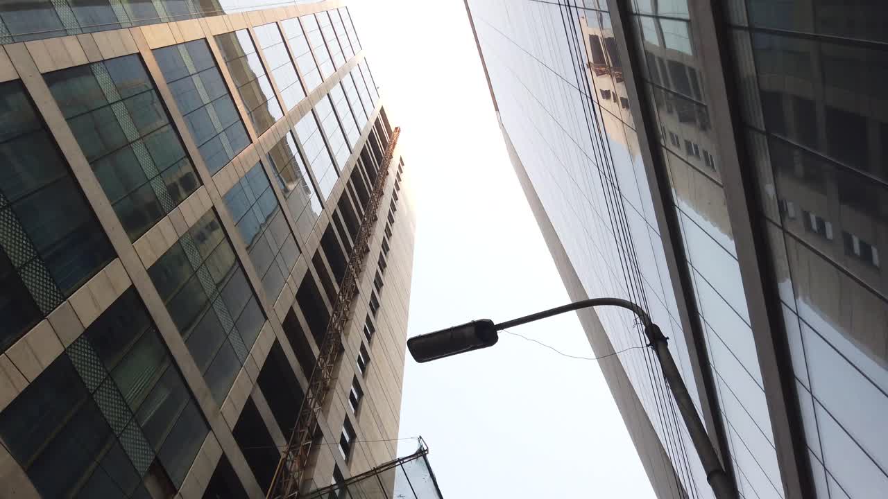 rascacielos modernos en construcción