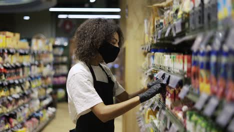 Weibliches-Personal-In-Maske,-Das-Im-Lebensmittelbereich-Des-Supermarkts-Arbeitet