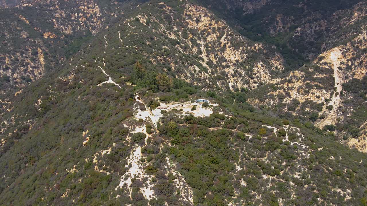 toma en órbita de las ruinas de la casa de la montaña echo