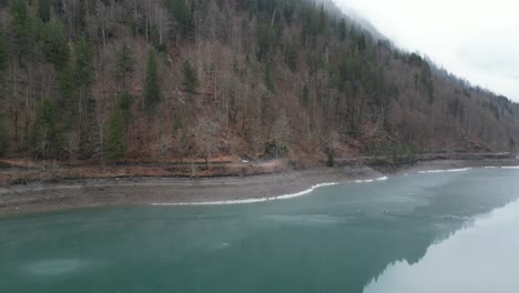 Klöntalersee-Glarus-Schweiz-Türkisfarbener-See-Zeigt-Spiegelbild