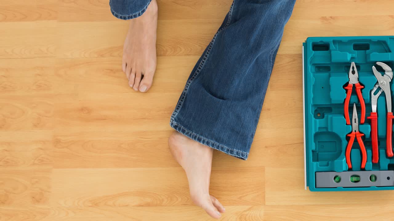 오픈 도구 상자 와 함께 나무 바닥 에 앉아 있는 청바지 의 여자 의 맨발 애니메이션