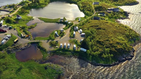 Hermosa-Naturaleza-Noruega-Vista-Aérea-Del-Camping-Para-Relajarse.