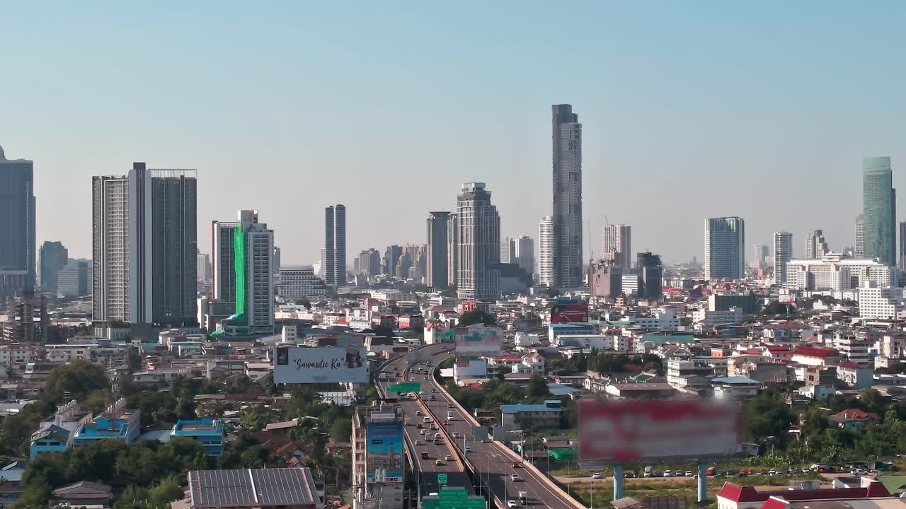 El paisaje urbano de Bangkok muestra autopistas y edificios modernos durante el día
