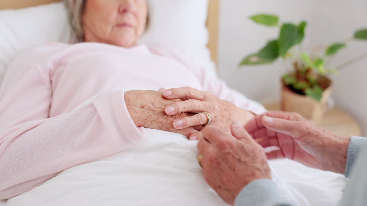 침대, 손을 잡고 신중하게 노인 부부