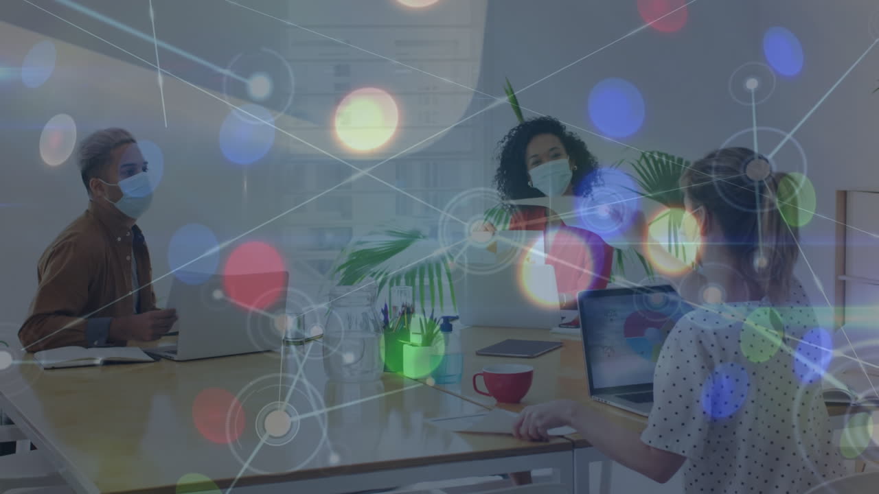 얼굴 마스크를 착용한 다양한 사업가들에 대한 아이콘과 연결 네트워크의 애니메이션