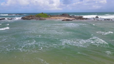 Landspitze-Und-Felsvorsprünge-Mit-Landschaft-Aus-Schaumigen-Wellen,-Die-Am-Sawtell-Beach-In-New-South-Wales,-Australien,-Spritzen