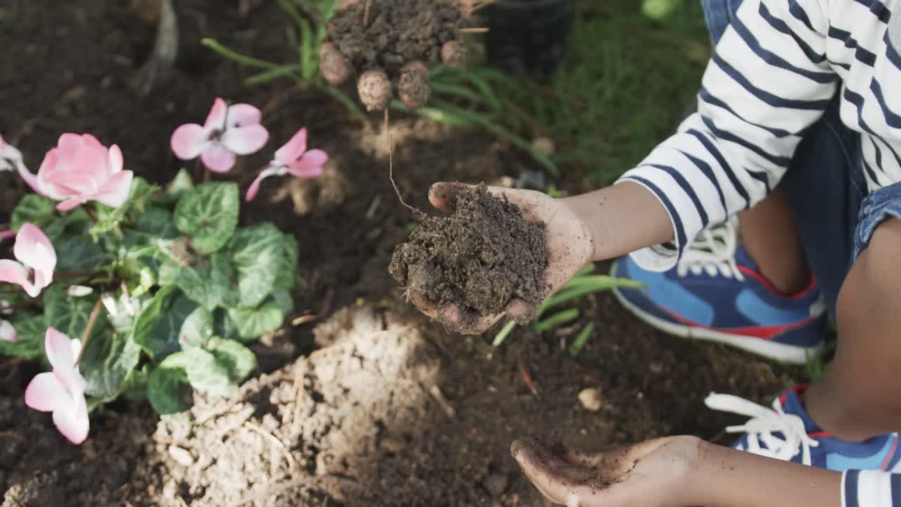 montaje de una feliz pareja afroamericana con hijo e hija cocinando y plantando, cámara lenta