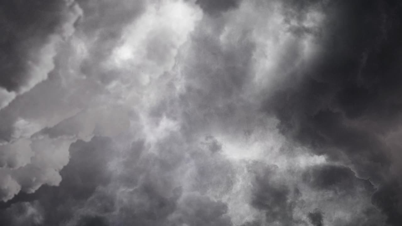 nubes oscuras grises y tormentas eléctricas