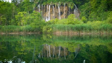 cascada en los lagos de plitvice, croacia.