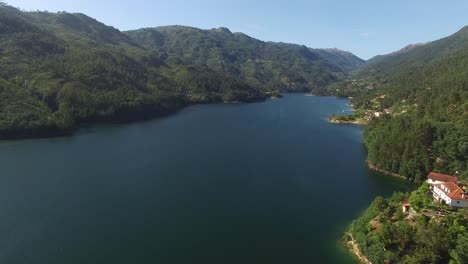 Nationaler-Naturpark-Von-Geres-Auf-Portugaler-Drohnenaufnahme