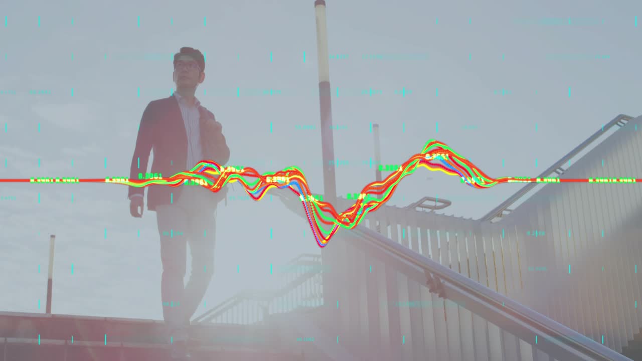 Un pendolare raggiunge le scale, sale i gradini, si ferma e tocca il corrimano mentre osserva il transito urbano.