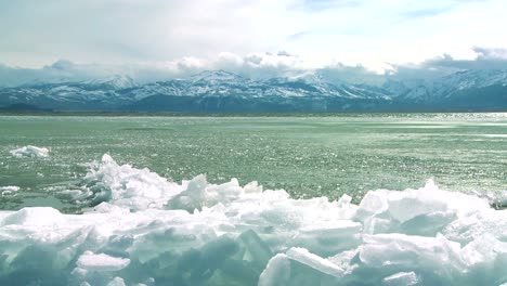 Ice-forms-on-the-shore-of-a-beautiful-mountain-lake-in-winter