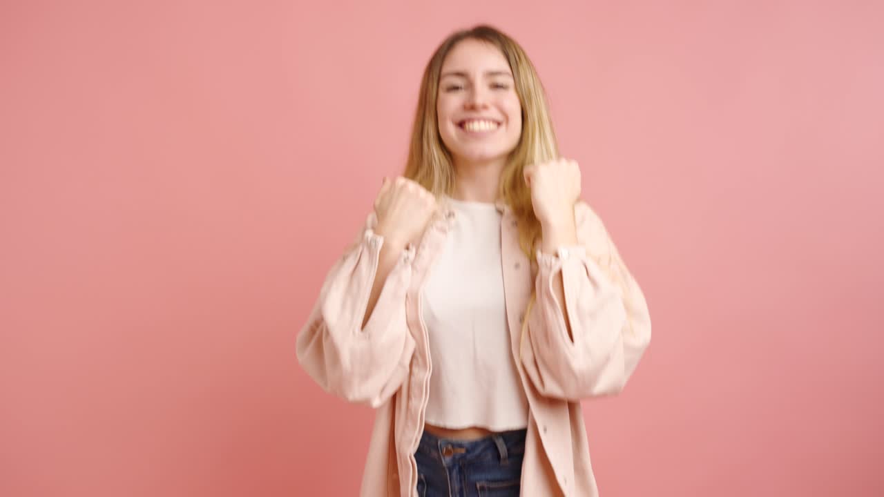 Giovane donna che celebra un successo gioioso con entusiasmo