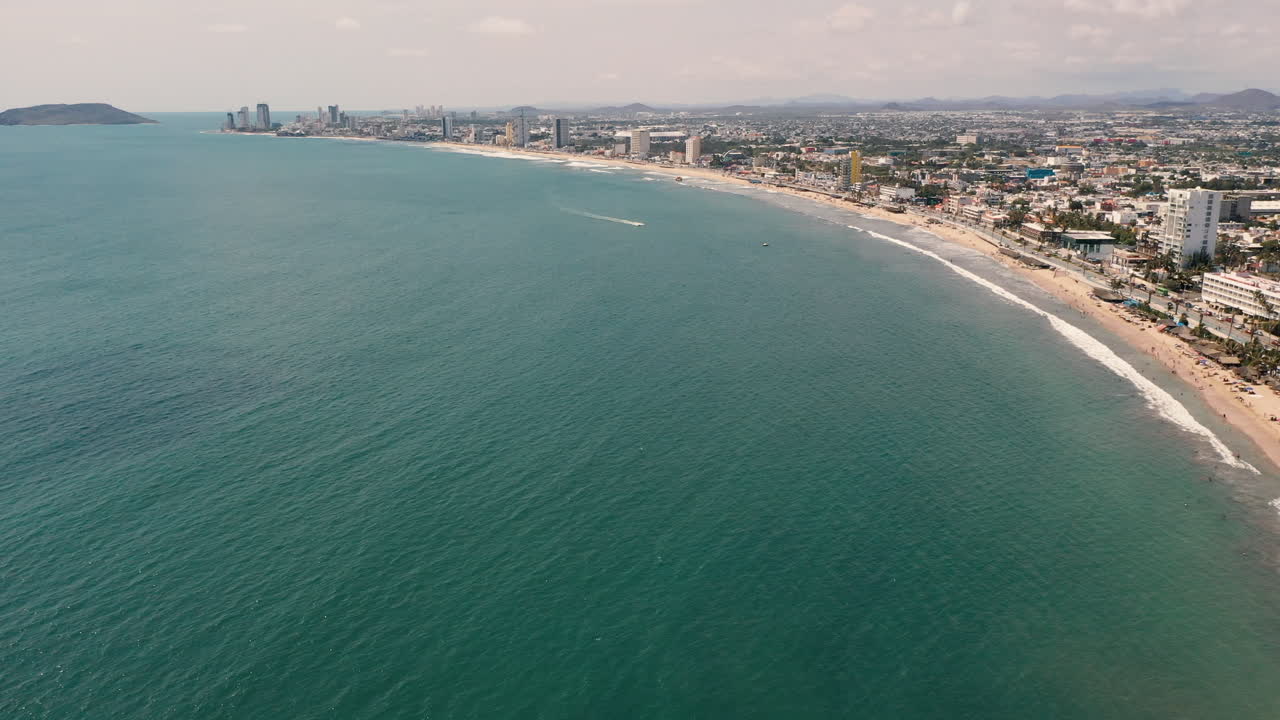 una playa. imágenes de drones de mazatlán, méxico
